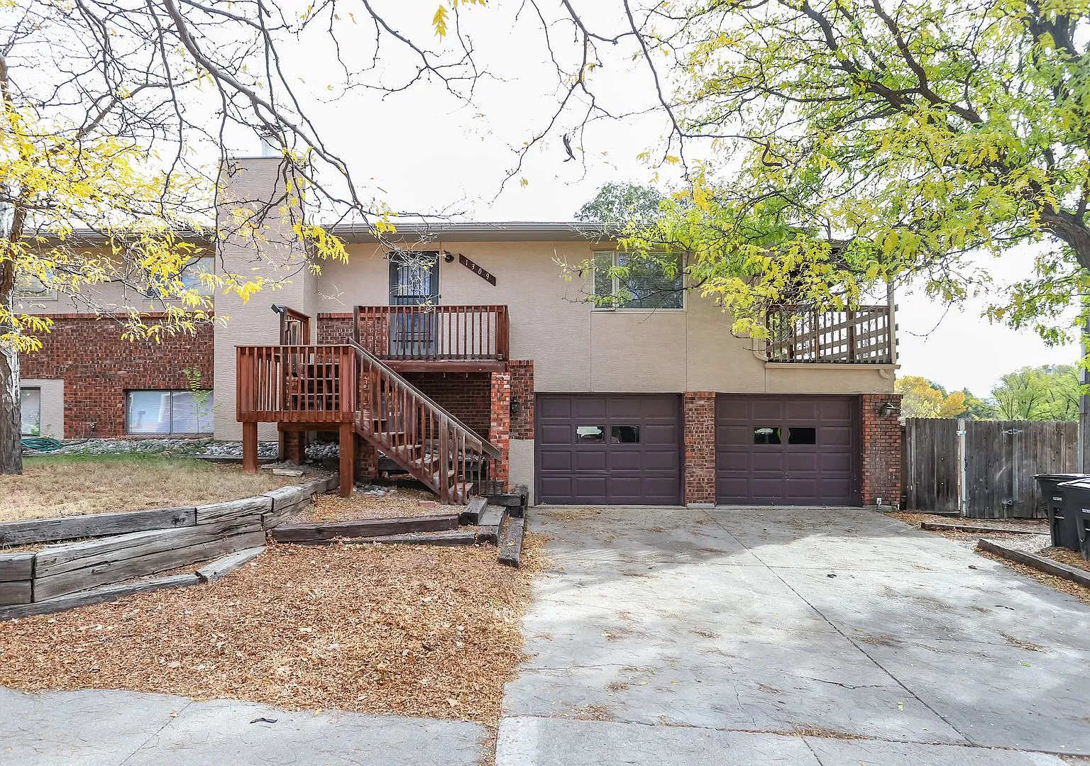 Spacious 4 bedroom 3 bathroom Duplex Avaialble Now! — Photo 1
