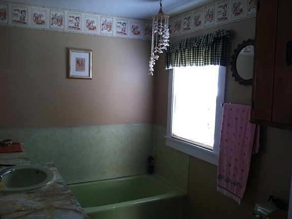 2nd image of 530 Belford St