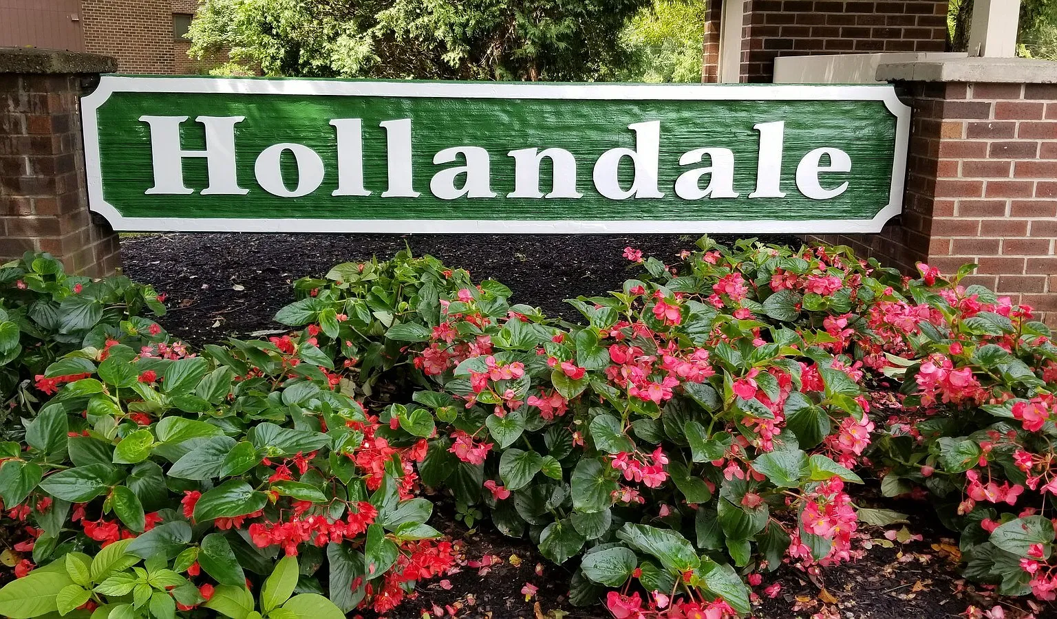 Hollandale Apartments — Photo 2