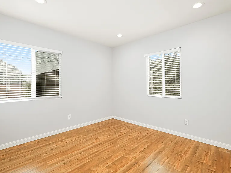 6528 Beeman Ave — Photo 7