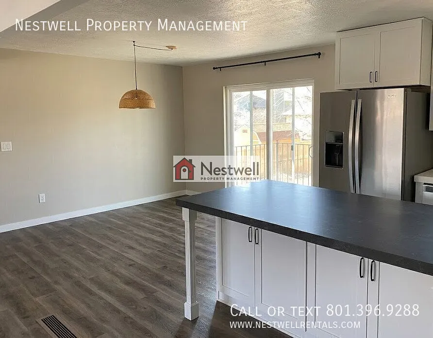 Great 4-bed Home in Sandy — Photo 3