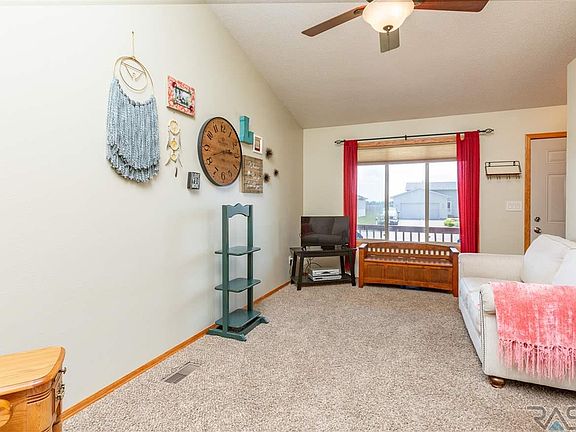 4th image of 704 Lois Ln