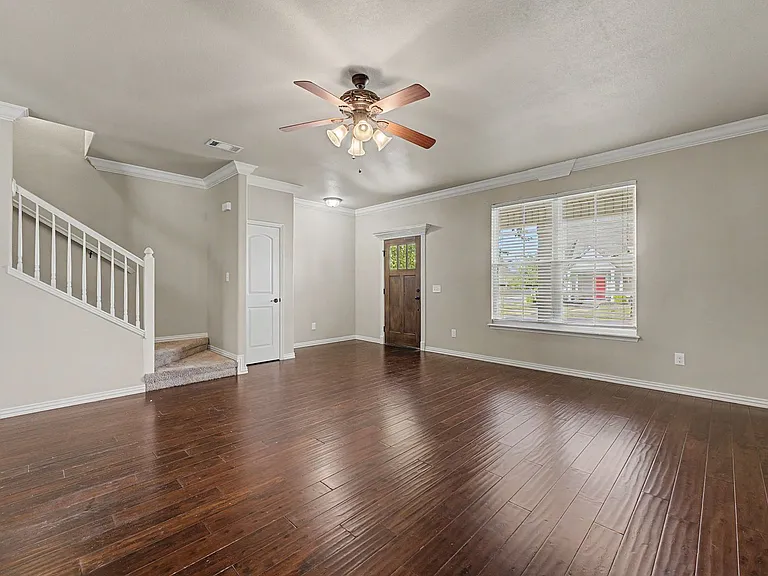 592 N Longfellow Ln — Photo 3