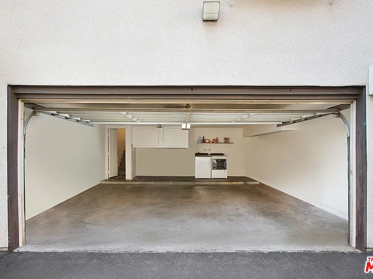 18755 Hatteras St #16 — Photo 32