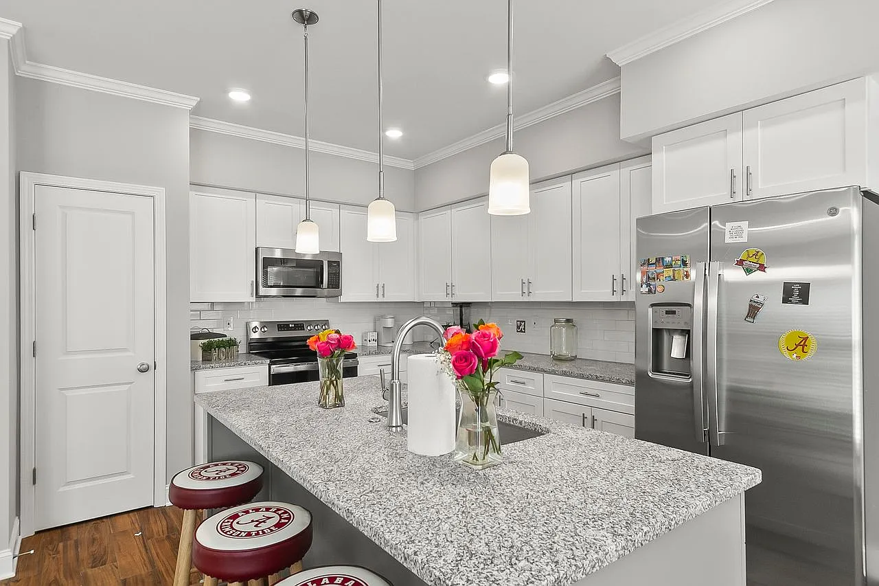 4 bed, 4.5 bath, 2160 sqft, $3,600 — Photo 4