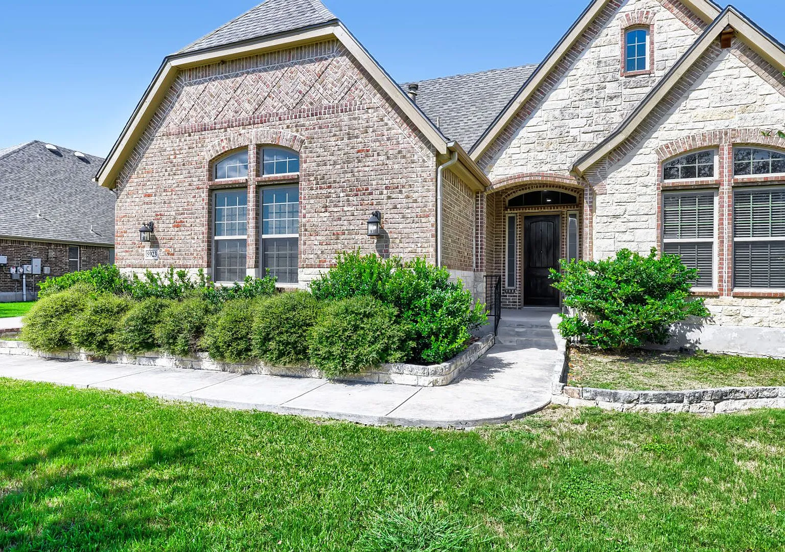 Luxury 4-Bedroom Home with Chef's Kitchen & Outdoor Living — Photo 1