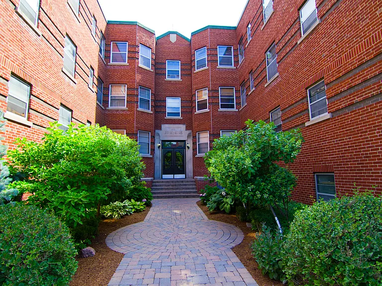 235 Charlotte St — Photo 2