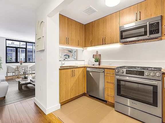 4th image of 210 E 39th St #601