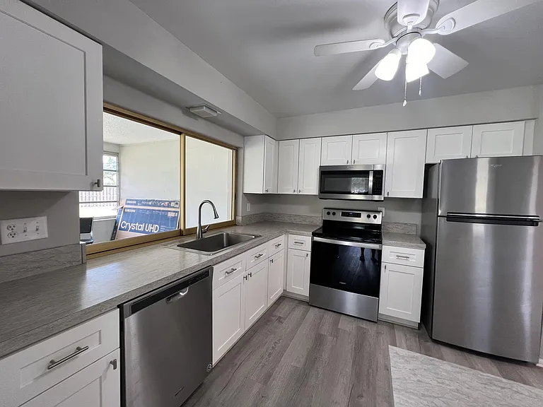 1920 W Lakeview Blvd #1 — Photo 26