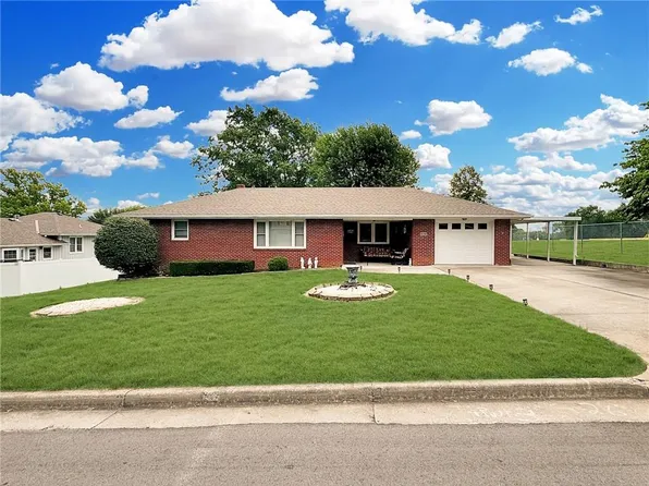 1903 Peach St, Higginsville, MO 64037