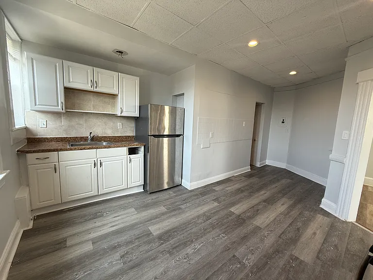 240 Paterson Ave #5 — Photo 1