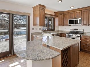 2625 W Lake Isle Dr, Mequon, WI 53092