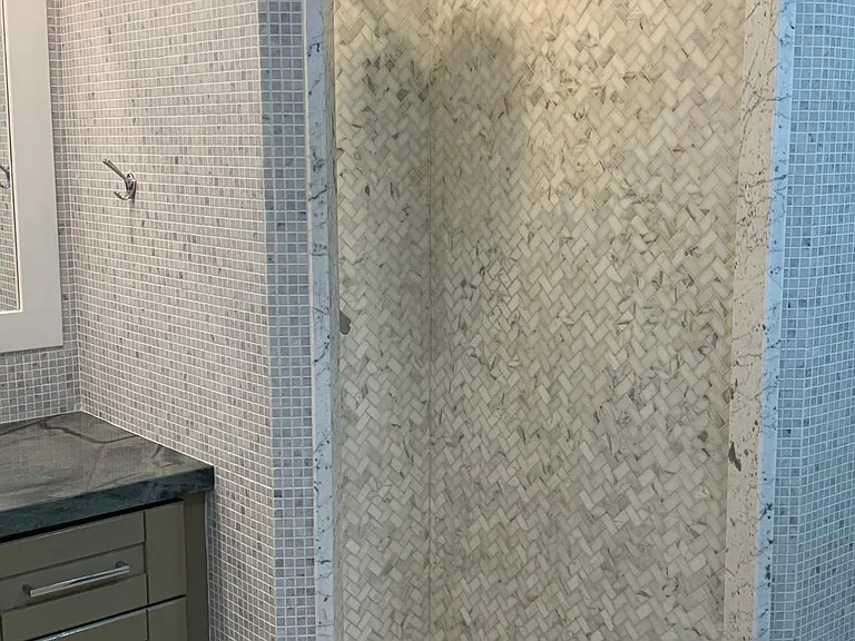 Main level fully tiled shower.