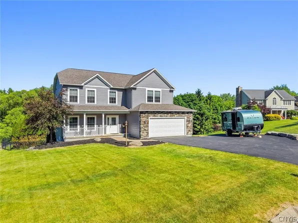 4454 Renee Meadows Dr, Syracuse, NY 13215
