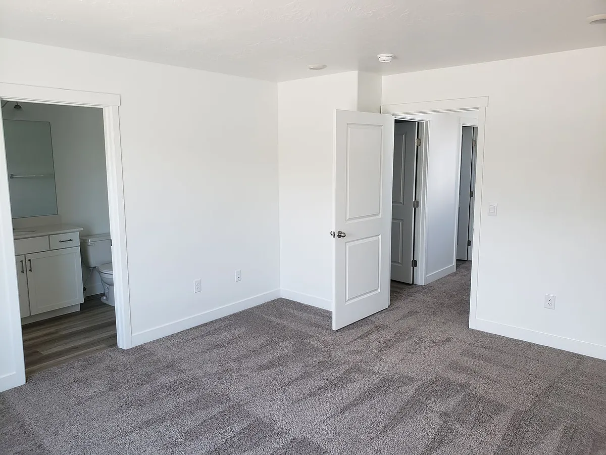Building Photo - 501 S May Dr #501