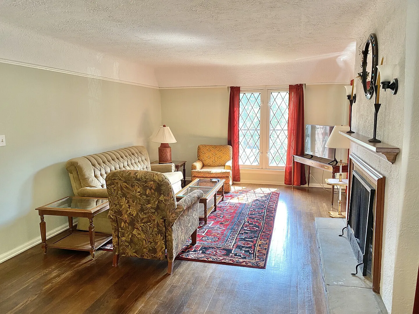 Second Floor Unit, Close to Beachwood, Pet Friendly — Photo 3