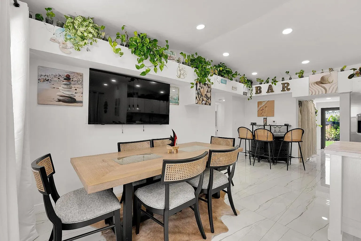 3 bed, 2.0 bath, 1225 sqft, $3,500 — Photo 2