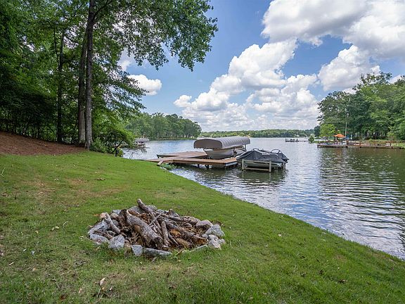 3rd image of 1090 Blue Springs Dr