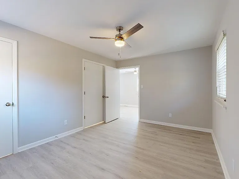 Longview Village Apartments — Photo 23