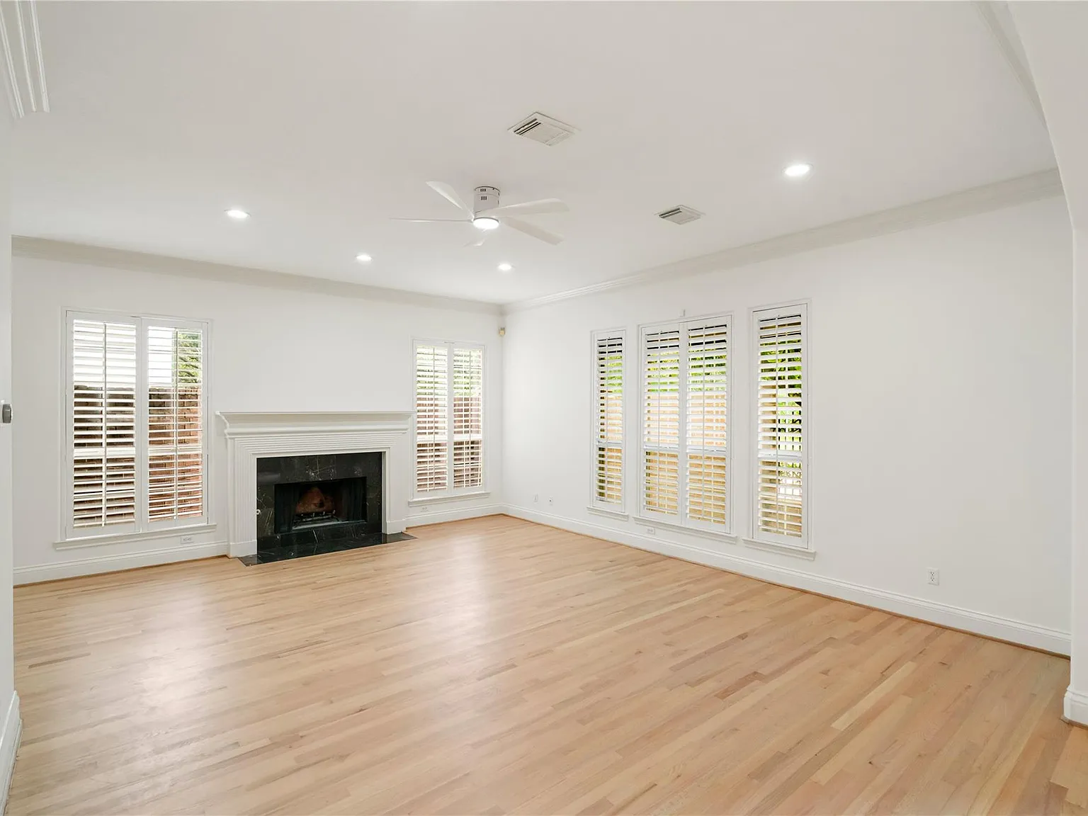 3 bed, 2.5 bath, 2431 sqft, $5,200 — Photo 4