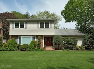 34 Pound Ridge Rd, Plainview, NY 11803