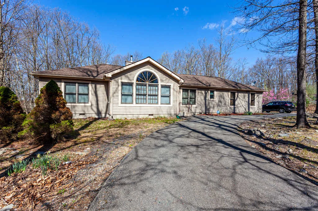 126 Cathleen Dr photo 1