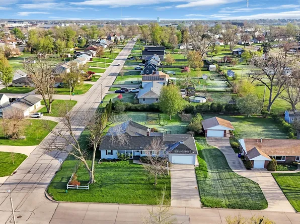 648 42nd St NE, Cedar Rapids, IA 52402
