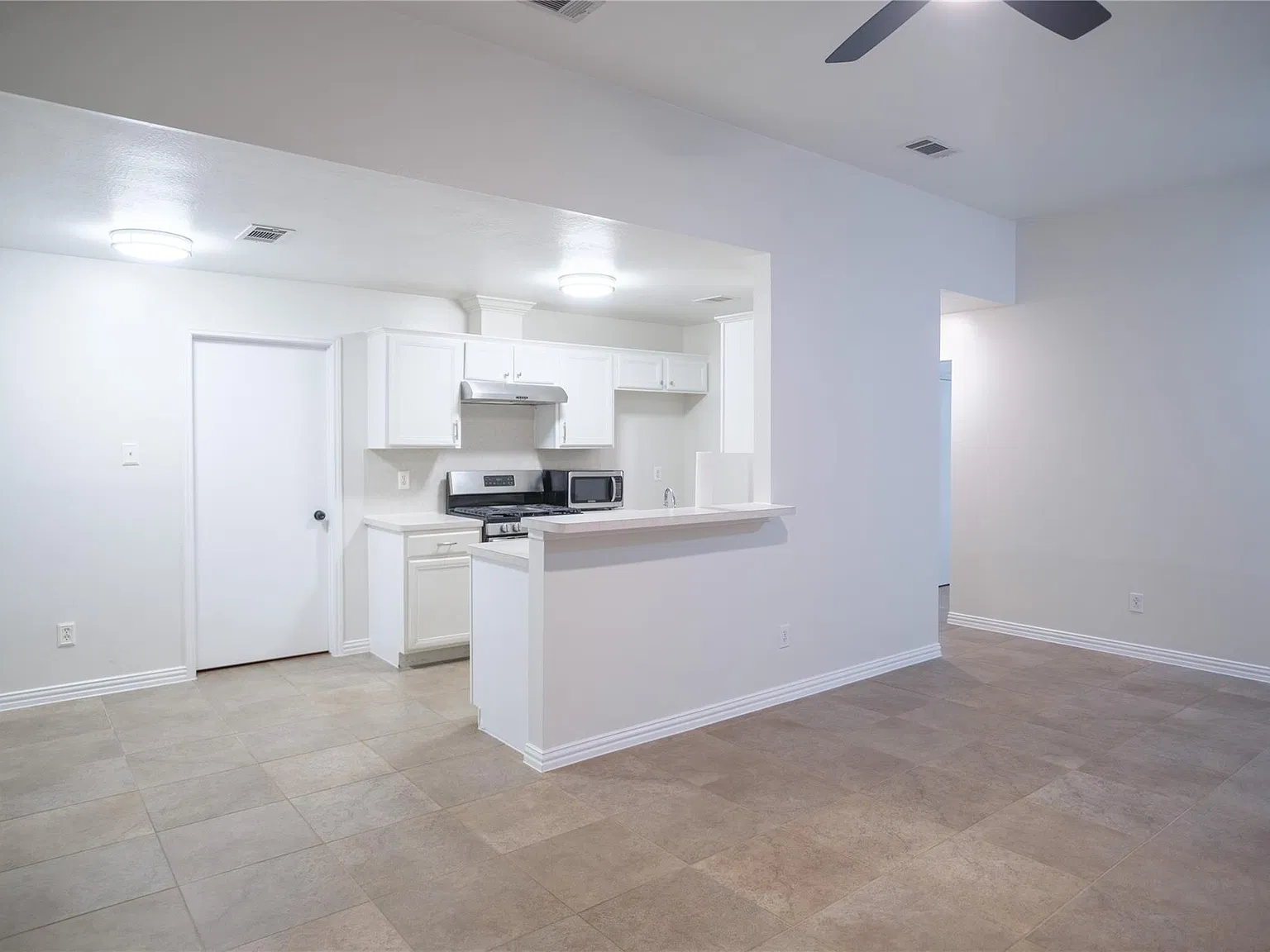 3 bed, 2.0 bath, 1195 sqft, $1,725 — Photo 4