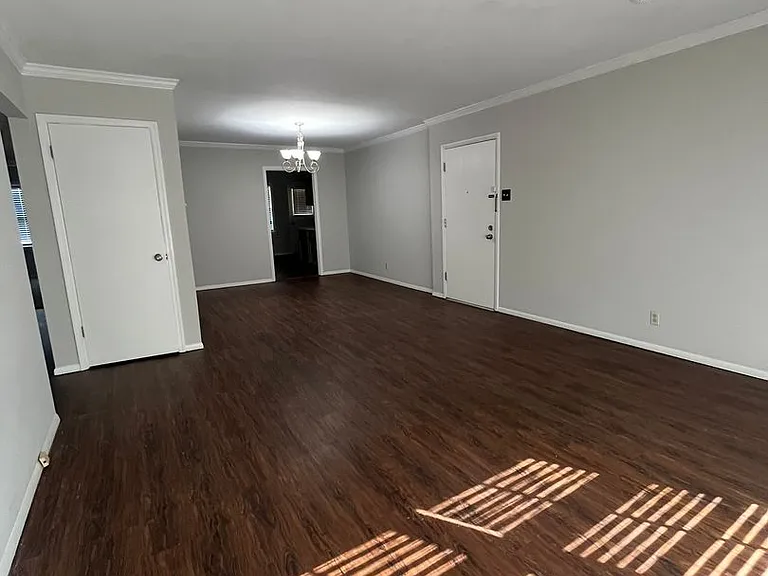 616 Broadmoor Dr — Photo 2