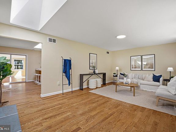 4th image of 796 Evergreen Rd