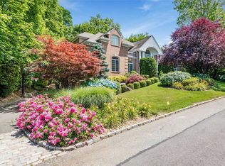 25 Ridge Dr W, Great Neck, NY 11021