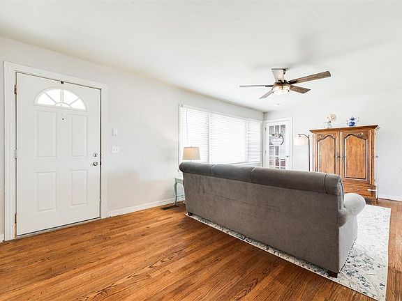 3rd image of 1617 Oxford Way