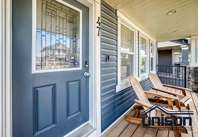 47 N Evanspark Rd NW — Photo 3