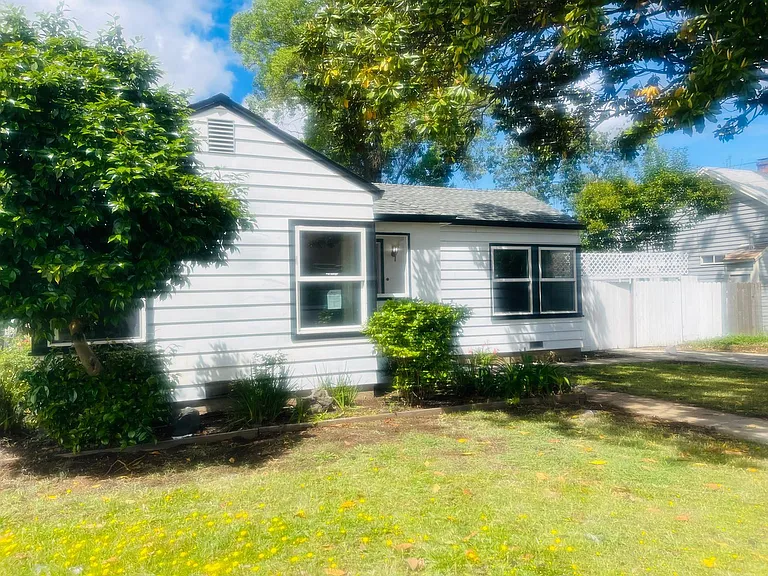 711 Taber Ave — Photo 2