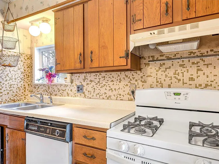 209 Lindy Blvd — Photo 8