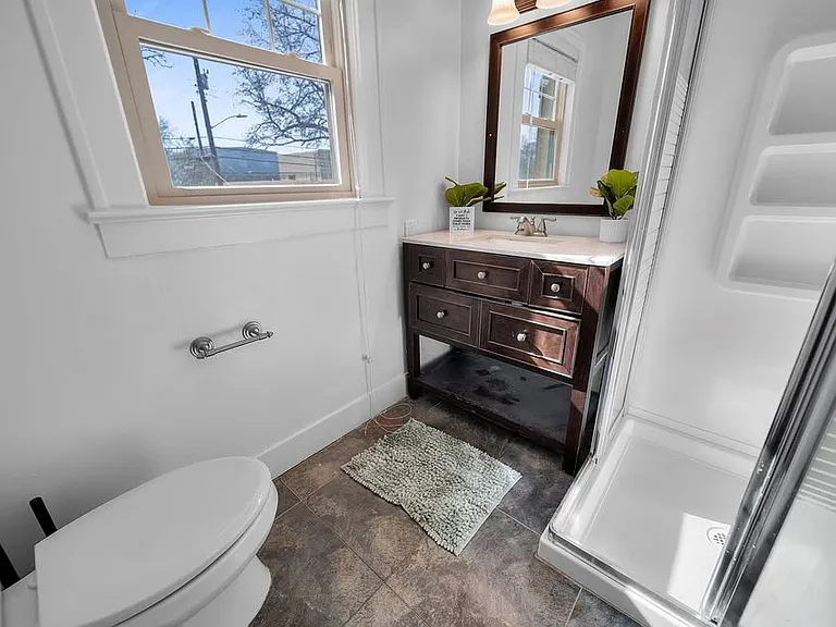 210 E Dobbs St — Photo 33
