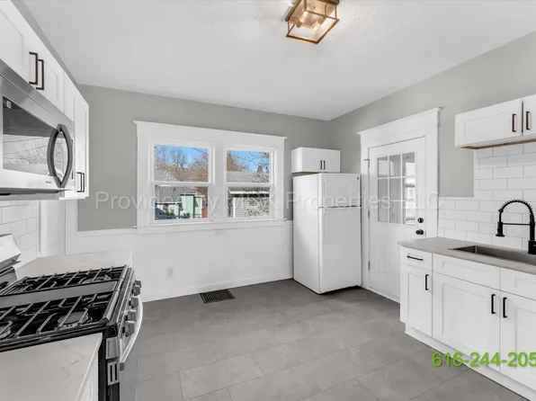 425 Woodlawn St SE, Grand Rapids, MI 49507