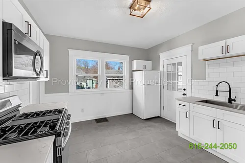 425 Woodlawn St SE Photo 1