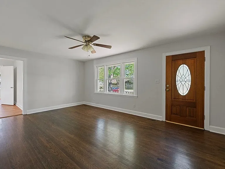 225 Maplemere Ave — Photo 2