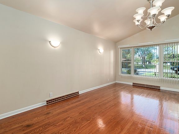 5th image of 800 Parkwood Dr