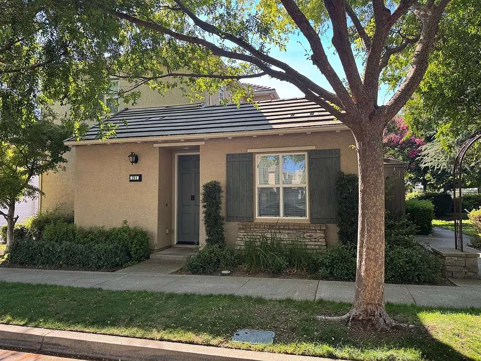 211 Chambord Way