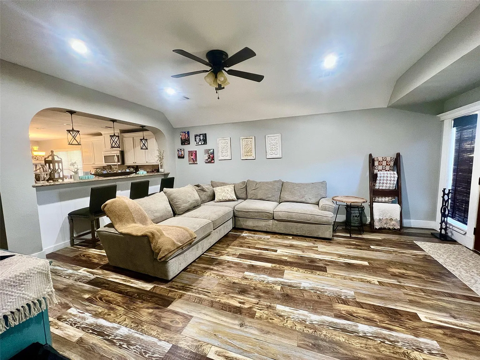 3 bed, 3.0 bath, 2312 sqft, $2,100 — Photo 4