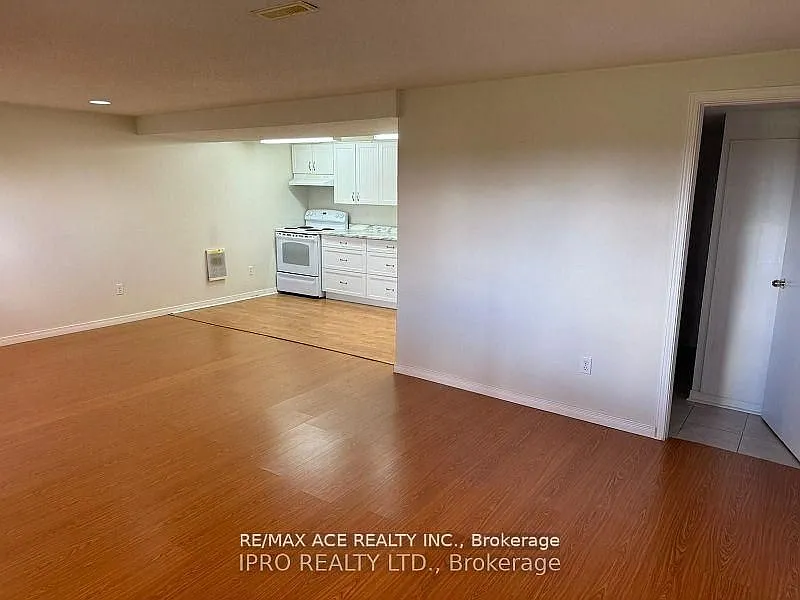 Building Photo - 20 Hawthorne Rd #WALKOUT BASEMENT