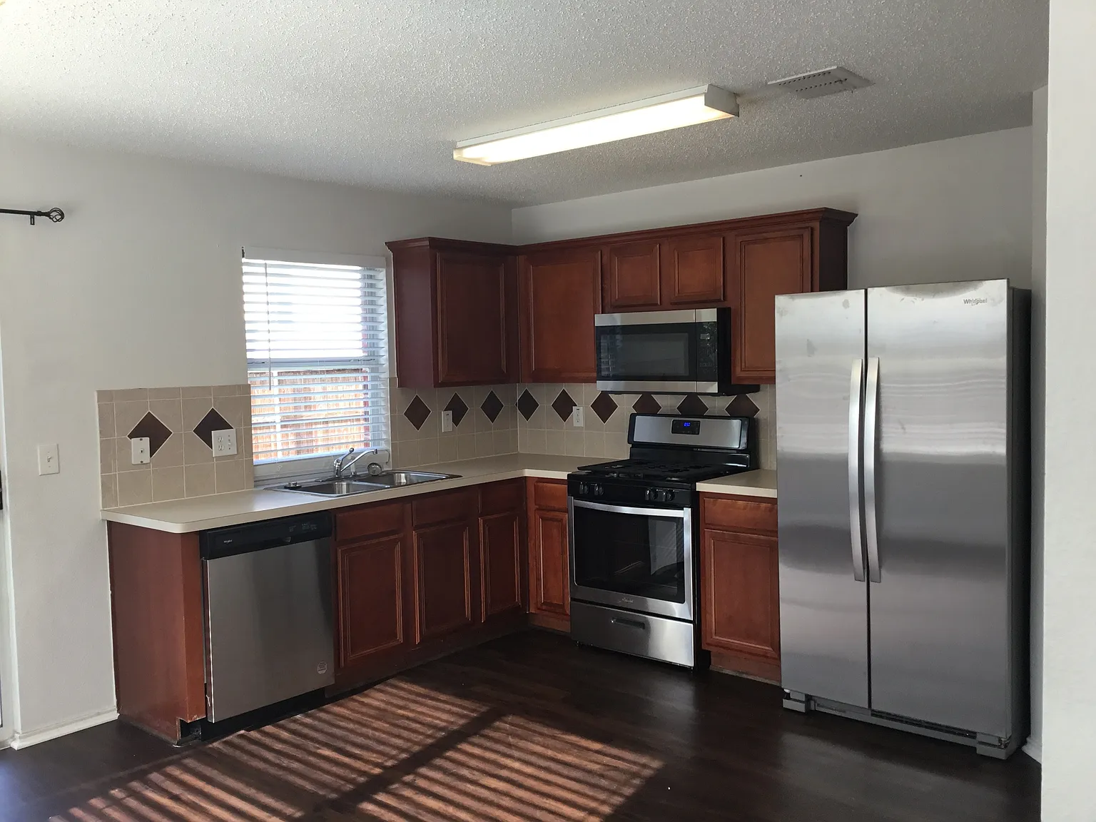3 bed, 2.0 bath, 1430 sqft, $2,070 — Photo 2
