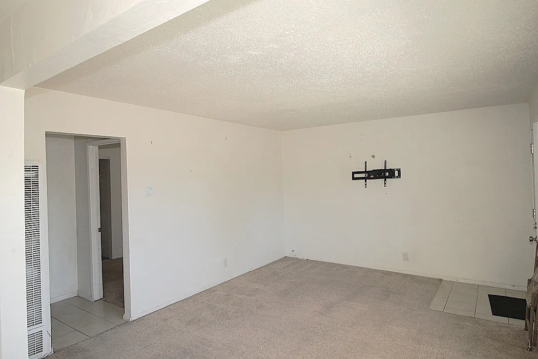 3 bed, 912 sqft, $1,700 — Photo 2