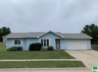 442 16th St SW, Le Mars, IA 51031