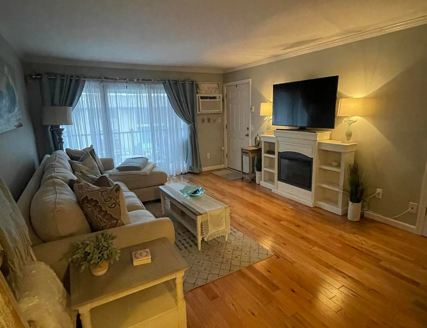 1 bed, 806 sqft, $2,100 — Photo 3