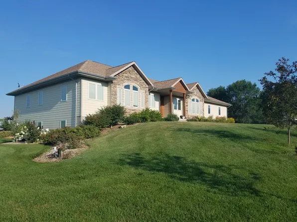 24 Fairway Dr, Wahoo, NE 68066