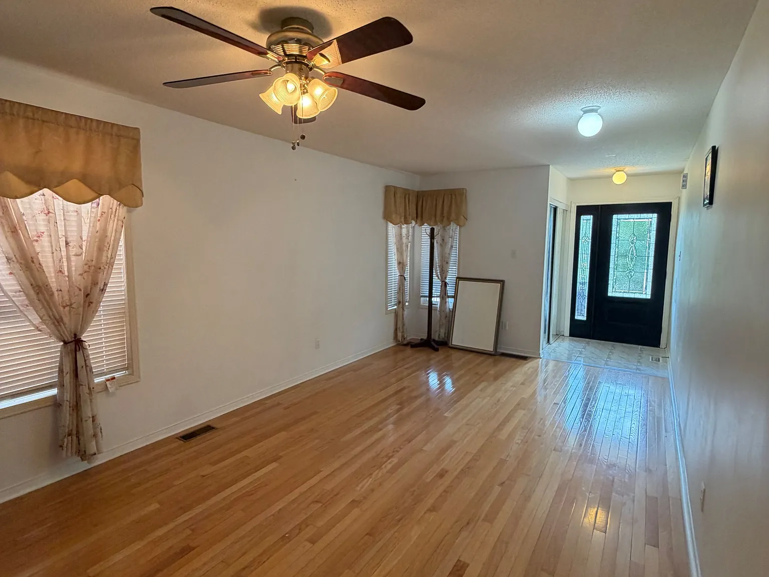 4 bed, $3,200 — Photo 3