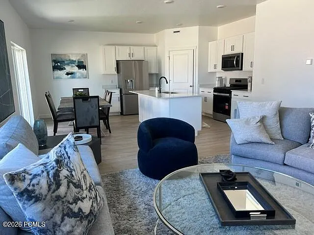 4 bed, 2.5 bath, 2943 sqft, $5,000 — Photo 3